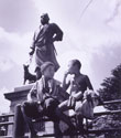 語り合う戦災孤児〈上野公園〉